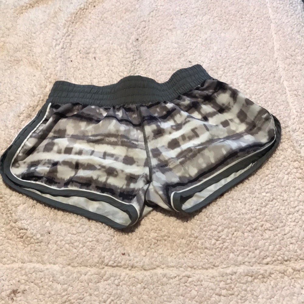 Perfect condition Under Armour heat gear gray and white running shorts!